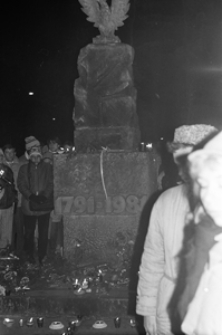 Pomnik podczas manifestacji zorganizowanej 11 listopada z okazji 70 rocznicy odzyskania niepodległości
