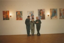 Anita Żmurko na tle ekspozycji swoich obrazów (fotografia)