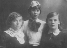 (зправа наліво) Ванда Лобуцька, Праведниця народів світу з плимінницею та сестрою