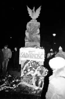 Pomnik podczas manifestacji zorganizowanej 11 listopada z okazji 70 rocznicy odzyskania niepodległości