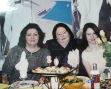Врятована сім’єю Сябруків Хмара Єва Аврамівна (посередині) з донькою та унукою