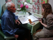 Mikołaj Siabruk (Sprawiedliwy wśr&oacute;d Narod&oacute;w Świata) z Maryną Czarną podczas nagrywania historii m&oacute;wionej