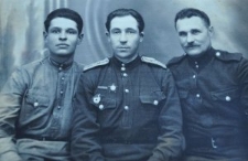 Батько Василя, праведник світу Назаренко Мусій Васильович з колегами (третій зліва), Українa.