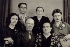 Uratowana przez rodzinę Nazarenko Aniuta Jaduszliwer (w środku) z mężem i córkami: Betią Rud z mężem i Klaudią (pierwsza z prawej)