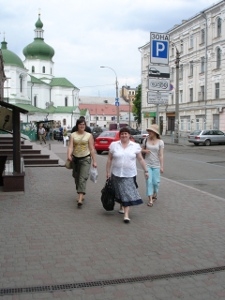 Dominika Majuk i Maryna Czarna po drodze do Fundacji „Porozumienie i Tolerancja” razem z przedstawicielem tej organizacji Oksaną Nikołajczujk, Kijów, Ukraina, 29.05.2010