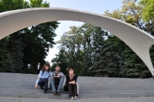 Dominika Majuk z młodzieżą z nieformalnej Grupy Inicjatywa: Ludmyłą Bagłaj i Olegom Popadykom pod bramą &ndash; symbolem Winnicy, Winnica, Ukraina, 27.05.2010