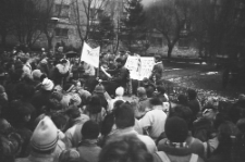 Wygłaszanie przem&oacute;wienia spisanego na papierze toaletowym podczas happeningu Pomarańczowej Alternatywy 6 grudnia 1988 roku w Lublinie