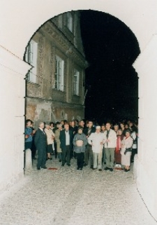 Uczestnicy Misterium "Jedna Ziemia - Dwie Świątynie" w Bramie Grodzkiej