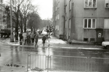 Grupa student&oacute;w na al. Racławickich w Lublinie
