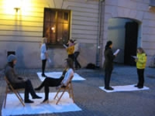 Zatrzymana w kadrze scena performance na ulicy Złotej