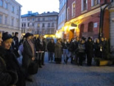 Publiczność performance na ulicy Złotej 2