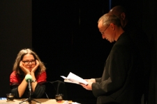 Witold Dąbrowski odczytuje fragment książki Agaty Tuszyńskiej "Oskarżona: Wiera Gran" podczas promocji książki w Ośrodku "Brama Grodzka - Teatr NN"