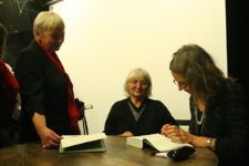 Agata Tuszyńska podpisuje swoją książkę "Oskarżona: Wiera Gran" podczas promocji książki w Ośrodku "Brama Grodzka - Teatr NN"