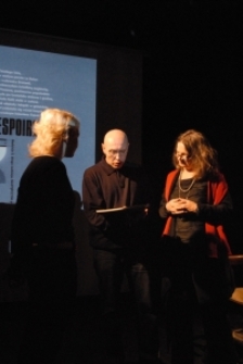 Tomasz Pietrasiewicz wręcza poetce jej nowy tomik