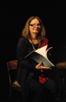 Agata Tuszyńska ze swoim tomikiem wierszy