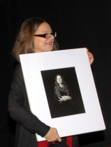 Agata Tuszyńska ze swoim portretem