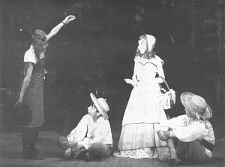 Wychowankowie Barbary Koterwas podczas przedstawienia teatralnego