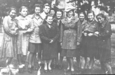 Basia Koterwas z drużyną harcerek