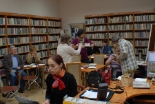 Przygotowania do spotkania z mieszkańcami dzielnicy Kalinowszczyzna w Miejskiej Bibliotece Publicznej Filia nr 10 w Lublinie