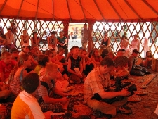 Uczestnicy "Wędrownych Spotkań z Opowieścią" w jurcie na Rynku Starego Miasta w Lublinie