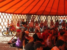 Uczestnicy "Wędrownych Spotkań z Opowieścią" w jurcie na Rynku Starego Miasta w Lublinie