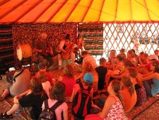 Uczestnicy "Wędrownych Spotkań z Opowieścią" w jurcie na Rynku Starego Miasta w Lublinie