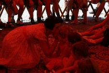 Opowiadanie bajek podczas Wędrownych Spotkań z Opowieścią w jurcie na Rynku Starego Miasta w Lublinie