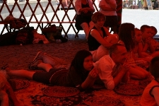 Uczestnicy "Wędrownych Spotkań z Opowieścią" w jurcie na Rynku Starego Miasta w Lublinie