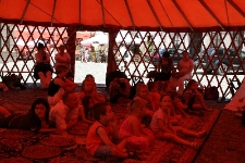 Uczestnicy "Wędrownych Spotkań z Opowieścią" w jurcie na Rynku Starego Miasta w Lublinie