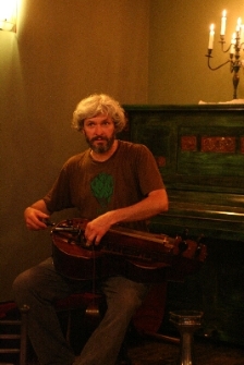 Jacek Hałas gra na lirze korbowej podczas Wędrownych Spotkań z Opowieścią