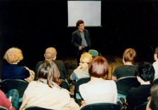 Paweł Łoziński podczas spotkania autorskiego w ramach projektu "Spotkanie z dokumentem filmowym" (2000)