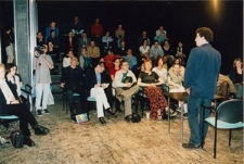 Paweł Łoziński podczas spotkania autorskiego w ramach projektu "Spotkanie z dokumentem filmowym" (2000)