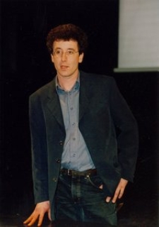 Paweł Łoziński podczas spotkania autorskiego w ramach projektu “Spotkanie z dokumentem filmowym” (2000)