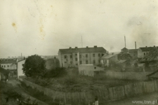 Widok z &bdquo;g&oacute;ry księżowskiej&rdquo; na kamienicę przy ulicy Kalinowszczyzna 58 w Lublinie