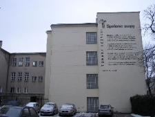 II Liceum Og&oacute;lnokształcące im. Hetmana Jana Zamoyskiego przy ulicy Ogrodowej 16. Mural z wierszem Tomasza R&oacute;życkiego