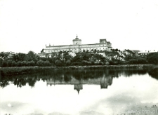 Panorama Zamku i dzielnicy żydowskiej ze stawem