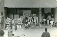 Studenci strajkujący przed budynkiem Humanika w Lublinie