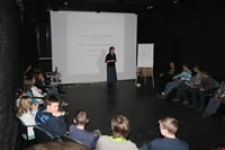 Młodzież podczas warsztatu "Sprawiedliwi wśr&oacute;d Narod&oacute;w Świata - Trudna Pamięć"