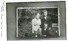 Tadeusz Mysłowski rodzicami i bratem