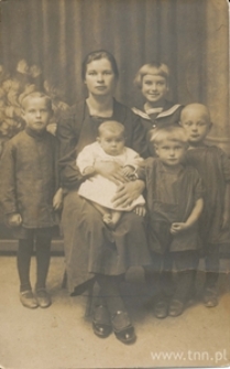 Franciszka Kokowicz z dziećmi