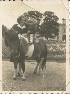 J&oacute;zefa Brzozowska z synem Stanisławem na Placu Litewskim w Lublinie
