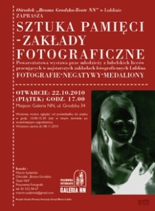 Afisz informujący o powarsztatowej wystawie prac "Sztuka Pamięci: zakłady fotograficzne"