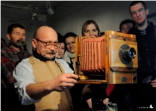 Roman Krawczenko podczas prezentacji techniki ambrotypii