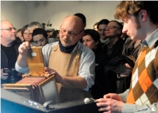 Roman Krawczenko podczas prezentacji techniki ambrotypii