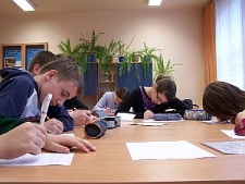 Młodzież z Gimnazjum nr 19 w trakcie pisania listów do Henia