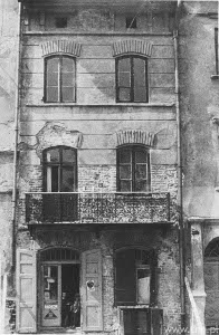 Elewacja kamienicy przy ulicy Grodzkiej 18 w Lublinie.