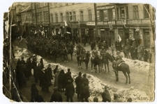 Oddziały Wojska Polskiego na Krakowskim Przedmieściu w Lublinie