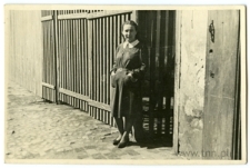 Ludmiła Skrzypczak przy bramie wejściowej kamienicy przy ulicy Miłej 3 w Lublinie