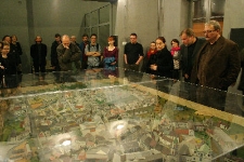 Zwiedzanie wystawy "Lublin. Pamięć Miejsca" podczas otwarcia.