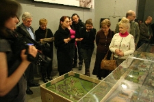 Zwiedzanie wystawy "Lublin. Pamięć Miejsca" podczas otwarcia.